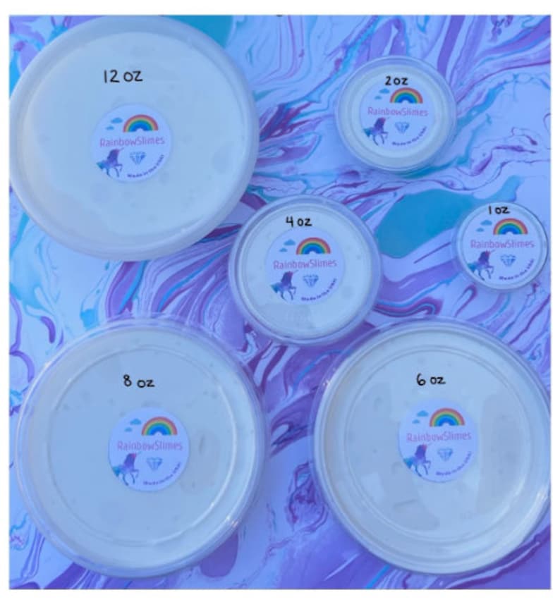Puede incluir: Seis recipientes de pl&aacute;stico transparente de diferentes tama&ntilde;os llenos de slime blanco. Los recipientes est&aacute;n etiquetados con el texto "RainbowSlimes" y el tama&ntilde;o en onzas: 1 oz, 2 oz, 4 oz, 6 oz, 8 oz y 12 oz.