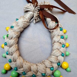 Collier de déclaration Gouttes de printemps - Collier de déclaration fait à la main - Collier d’orchidée en argile polymère léger en coton