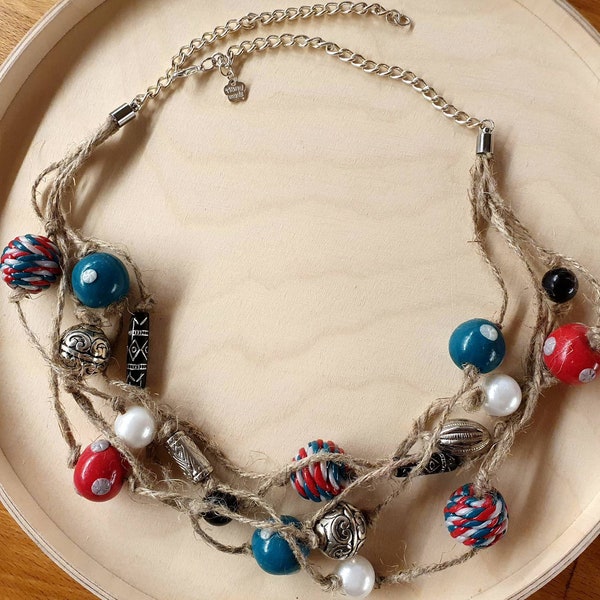 Collier d’esprit de Noël, bijoux recyclés faits à la main, perles d’argile polymère Collier léger Collier de perles Boho Cadeau pour elle