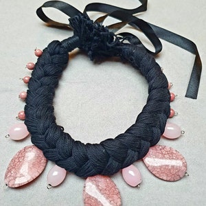 Collier de déclaration Noir & Rose - Collier de déclaration fait à la main - Collier d’orchidée en argile polymère léger en coton