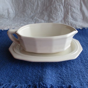 Pfaltzgraff Heritage White Gravy Boat and plate