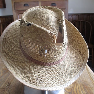 Old beat up straw cowboy hat, men&#39;s large