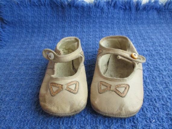 1930's leather Mary Jane toddler shoes, button st… - image 2