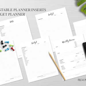Puede incluir: Conjunto de plantillas imprimibles para planificador de presupuesto. La imagen muestra varias hojas blancas con secciones para facturas, presupuesto y revisi&oacute;n mensual. Tambi&eacute;n se ven chinchetas de colores y un smartphone.