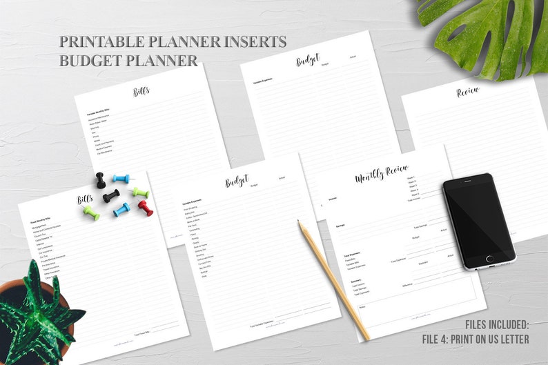Puede incluir: Conjunto de plantillas imprimibles para planificador de presupuesto. La imagen muestra varias hojas blancas con secciones para facturas, presupuesto y revisi&oacute;n mensual. Tambi&eacute;n se ven chinchetas de colores y un smartphone.