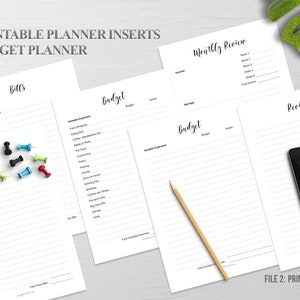 Puede incluir: Un conjunto de hojas de planificaci&oacute;n imprimibles blancas con el texto "PRINTABLE PLANNER INSERTS BUDGET PLANNER". Las p&aacute;ginas incluyen secciones para facturas, presupuesto y revisi&oacute;n mensual. Tambi&eacute;n hay un tel&eacute;fono inteligente negro y un l&aacute;piz.