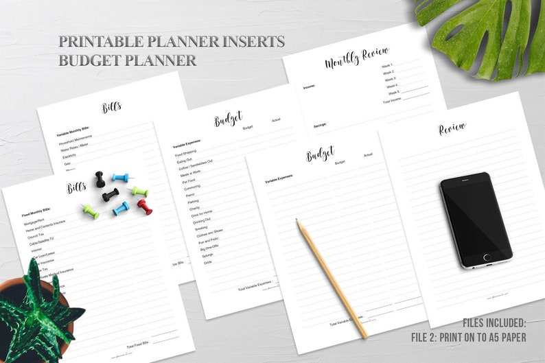 Puede incluir: Un conjunto de hojas de planificaci&oacute;n imprimibles blancas con el texto "PRINTABLE PLANNER INSERTS BUDGET PLANNER". Las p&aacute;ginas incluyen secciones para facturas, presupuesto y revisi&oacute;n mensual. Tambi&eacute;n hay un tel&eacute;fono inteligente negro y un l&aacute;piz.