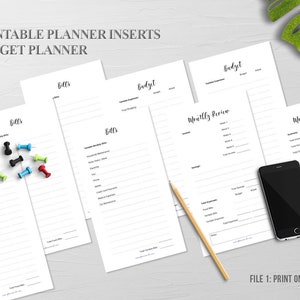Puede incluir: Un conjunto de plantillas de planificador imprimibles para presupuestos, que incluyen p&aacute;ginas para facturas, seguimiento del presupuesto y revisiones mensuales. Las p&aacute;ginas son blancas con texto negro, junto con chinchetas de colores, un l&aacute;piz y un tel&eacute;fono inteligente.