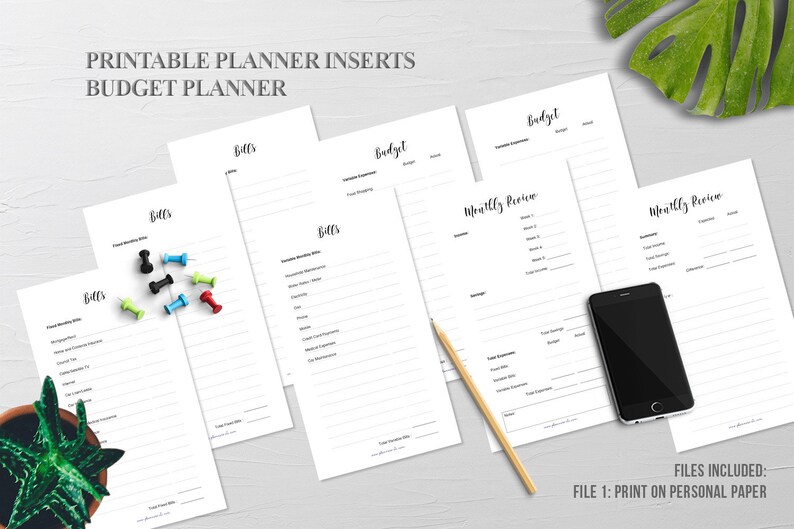 Puede incluir: Un conjunto de plantillas de planificador imprimibles para presupuestos, que incluyen p&aacute;ginas para facturas, seguimiento del presupuesto y revisiones mensuales. Las p&aacute;ginas son blancas con texto negro, junto con chinchetas de colores, un l&aacute;piz y un tel&eacute;fono inteligente.