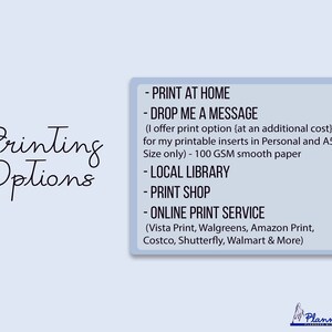 K&ouml;nnte beinhalten: Hellblaue Grafik mit den Worten "Printing Options" in Schreibschrift. Eine rechteckige Box listet Druckoptionen auf: Zu Hause drucken, Senden Sie mir eine Nachricht, Lokale Bibliothek, Druckerei und Online-Druckservice.