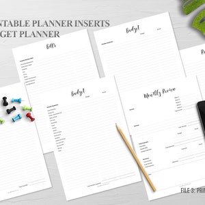 Puede incluir: Insertos de planificador de presupuesto imprimibles con p&aacute;ginas de "Facturas", "Presupuesto" y "Revisi&oacute;n mensual". Incluye un tel&eacute;fono inteligente, un l&aacute;piz y chinchetas de colores. El texto "PRINTABLE PLANNER INSERTS BUDGET PLANNER" es visible.