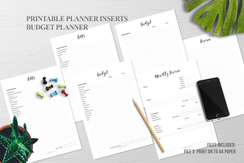 Puede incluir: Insertos de planificador de presupuesto imprimibles con p&aacute;ginas de "Facturas", "Presupuesto" y "Revisi&oacute;n mensual". Incluye un tel&eacute;fono inteligente, un l&aacute;piz y chinchetas de colores. El texto "PRINTABLE PLANNER INSERTS BUDGET PLANNER" es visible.