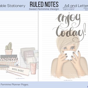 K&ouml;nnte beinhalten: Druckbare Schreibwaren mit linierten Notizen. Das Design umfasst einen Stapel Notizb&uuml;cher, einen Kaktus und eine Frau, die eine Kaffeetasse h&auml;lt. Der Text "enjoy today!" ist in eleganter Schrift dargestellt. Die Seiten sind im A4-Format (297mm x 210mm) und im Letter-Format (279mm x 216mm).