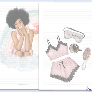 K&ouml;nnte beinhalten: Doppelseitige Illustration. Eine Seite zeigt eine l&auml;chelnde Person mit dunklem Haar, die auf einer Wolke sitzt. Die andere Seite zeigt ein rosa Pyjama-Set mit schwarzer Spitzenborte, eine Schlafmaske mit dem Text "I don't do mornings", eine Kaffeetasse und eine Haarb&uuml;rste.