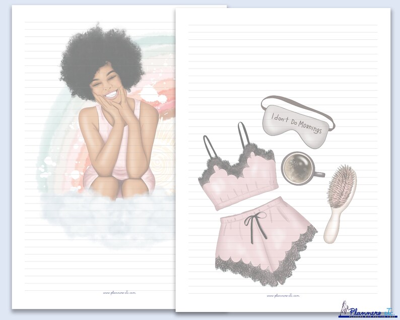 K&ouml;nnte beinhalten: Doppelseitige Illustration. Eine Seite zeigt eine l&auml;chelnde Person mit dunklem Haar, die auf einer Wolke sitzt. Die andere Seite zeigt ein rosa Pyjama-Set mit schwarzer Spitzenborte, eine Schlafmaske mit dem Text "I don't do mornings", eine Kaffeetasse und eine Haarb&uuml;rste.