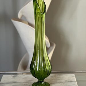Vintage LE Smith Green Swung Vase: Mid-Century Modern Dominion Footed Vase