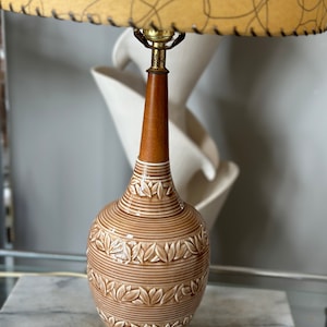 Vintage Mid Century Modern Tan, Cream  and Gold Wooden Leaf and Ribbed Glaze and Brass Table Lamp | Atomic Lamp | MCM Lamp | MCM Decor