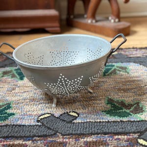 Vintage Star Patterned Colander, Metal Strainer, Vintage Kitchen, Kitchen Decor, Vintage Kitchen Colander