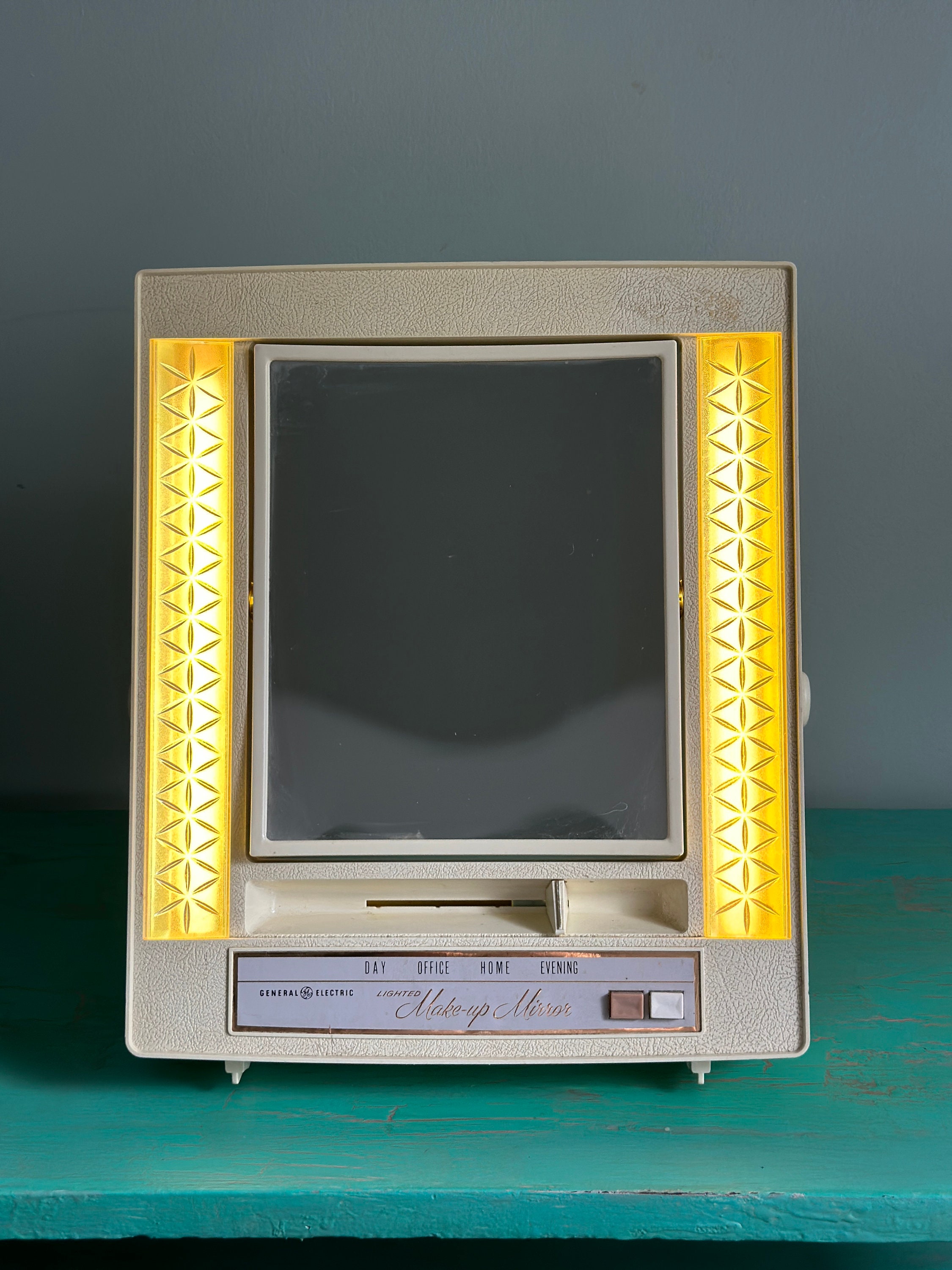 Vintage ge outlet lighted makeup mirror