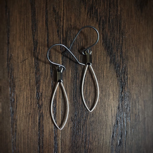 Violin String Earrings - Small Petals
