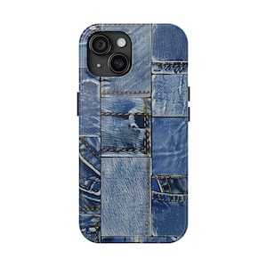 Puede incluir: Una funda para teléfono de mezclilla azul con un diseño de patchwork. La funda tiene una variedad de cuadrados de mezclilla azul cosidos juntos con hilo naranja.