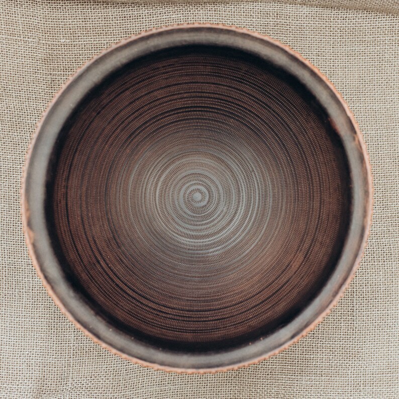 There are many notches inside the bowl that facilitate poppy friction.