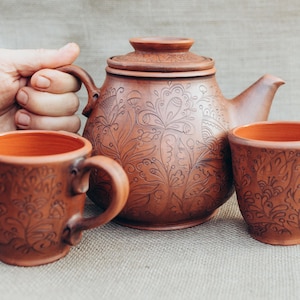 Ręcznie robiony ceramiczny zestaw do herbaty: czajniczek z zaparzaczem i dwie filiżanki
