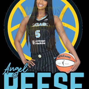 Puede incluir: Una jugadora de baloncesto vistiendo una camiseta azul y negra con el número 5 y el texto "Chicago" y "UChicago Medicine". La jugadora está sosteniendo un balón de baloncesto con el texto "Wilson" en él. La jugadora está de pie frente a un círculo azul y amarillo con un diseño de baloncesto. El texto "Angel Reese" está escrito en letras azules debajo de la jugadora.