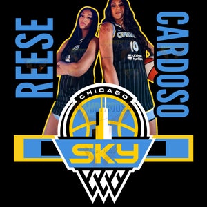 Puede incluir: Dos jugadoras de baloncesto vistiendo camisetas azules y negras con la palabra "CHICAGO" en la parte delantera. La jugadora de la izquierda lleva el número 6 y la jugadora de la derecha lleva el número 10. Las jugadoras están de pie frente a un logotipo de baloncesto con la palabra "SKY" en el centro.