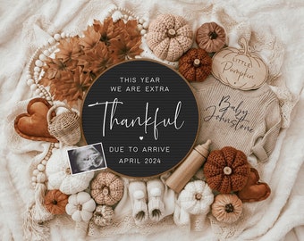 Könnte beinhalten: Ein schwarzes Schiefertafel-Schild mit dem Text "This year we are extra thankful" und "Due to arrive April 2024". Das Schild ist umgeben von Herbstdekorationen, darunter Kürbisse, Blätter und ein Baby-Strampler mit dem Text "Baby Johnstone".