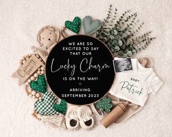 Puede incluir: Un letrero de pizarra negra con el texto "We are so excited to say that our Lucky Charm is on the way! Arriving September 2023". El letrero está rodeado de decoraciones en forma de corazón verde y blanco, un letrero de madera que dice "Coming Soon", un león de peluche, un body de bebé con el texto "Baby Patrick" y un pequeño sonajero de madera.