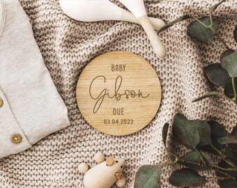 Könnte beinhalten: Eine Baby-Ankündigungstafel aus Holz mit dem Text "Baby Gibson Due 03.04.2022" in einer kursivschrift.