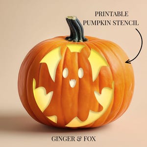 Puede incluir: Una calabaza naranja con un diseño de fantasma tallado y un interior amarillo brillante. El texto PRINTABLE PUMPKIN STENCIL es visible con una flecha apuntando a la calabaza, y el texto GINGER & FOX está en la parte inferior.