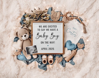 Puede incluir: Un anuncio de nacimiento con un letrero de madera que dice "We are excited to say we have a Baby Boy on the way! April 2025". El letrero está rodeado de un oso de peluche de crochet, un body de bebé, una botella y otras decoraciones de temática infantil.