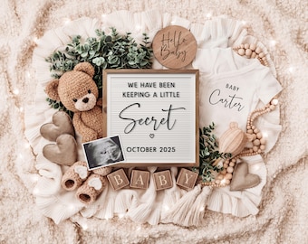 Può includere: Un annuncio di gravidanza con una lavagna a lettere che recita "We have been keeping a little secret, October 2025". C'è un body per neonato che dice "Baby Carter", un orsacchiotto di peluche, blocchi di legno che compongono la parola "BABY" e una piccola immagine di ecografia.