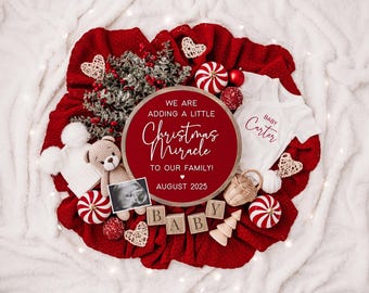 Puede incluir: Un anuncio de nacimiento navideño rojo y blanco con un letrero de madera que dice "We are adding a little Christmas Miracle to our family! August 2025". Hay un body blanco con el texto "Baby Carter" en él, un osito de peluche, un gorro de bebé y una imagen de ecografía de bebé.
