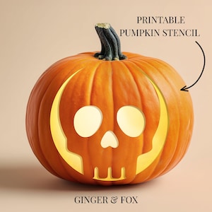Könnte beinhalten: Ein leuchtend orangefarbener Kürbis mit einem geschnitzten Totenkopf-Design auf der Vorderseite. Der Kürbis hat einen dunkelgrünen Stiel und ein helles Leuchten im Inneren. Der Text lautet PRINTABLE PUMPKIN STENCIL und GINGER & FOX, mit Pfeil.