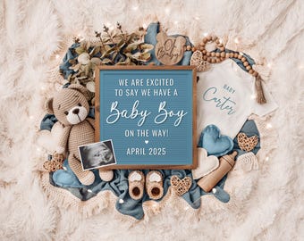 Puede incluir: Anuncio de bebé con una pizarra azul que dice "Baby Boy" y "April 2025". La imagen incluye un osito de peluche, zapatos de bebé, un body y una ecografía, todo dispuesto sobre una suave manta blanca.