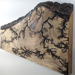 Live Edge Wandkunst | Lichtenberg Brennen Rustikal Dekor | Epoxyd-behandelte Tanne | 24 &quot;x 10&quot; Naturholz Display