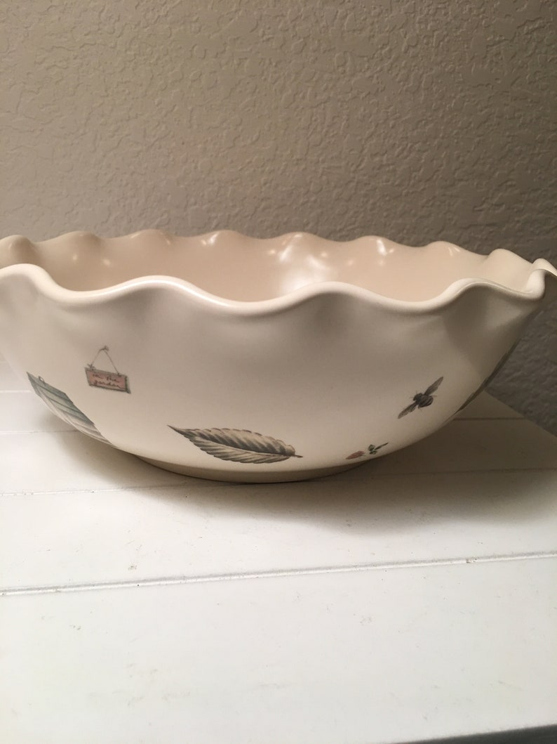 Pfaltzgraff Naturewood large fluted bowl