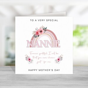 Tarjeta del Día de la Madre de Nannie con verso/poema - Feliz Día de la Madre Nannie - Diseño de arcoíris rosa - Tarjeta del Día de la Madre para Nannie