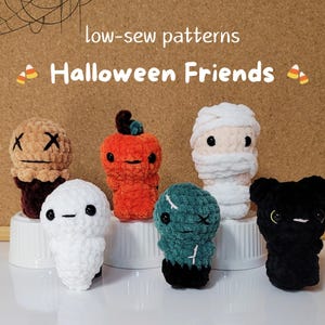 Op de afbeelding: Low-sew patronen voor Halloween Friends. Een set van zes gehaakte pluche speelgoed: een mummie, een spook, een pompoen, een Frankenstein, een schedel en een zwarte kat.