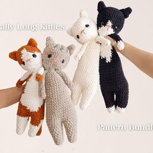 Może przedstawiać: Cztery ręcznie robione szydełkowe lalki w kształcie kota w różnych kolorach: pomarańczowym i białym, szarym, białym oraz czarnym i białym. Widoczny jest tekst "Really Long Kitties" i "Pattern Bundle". Lalki są trzymane przez osobę.
