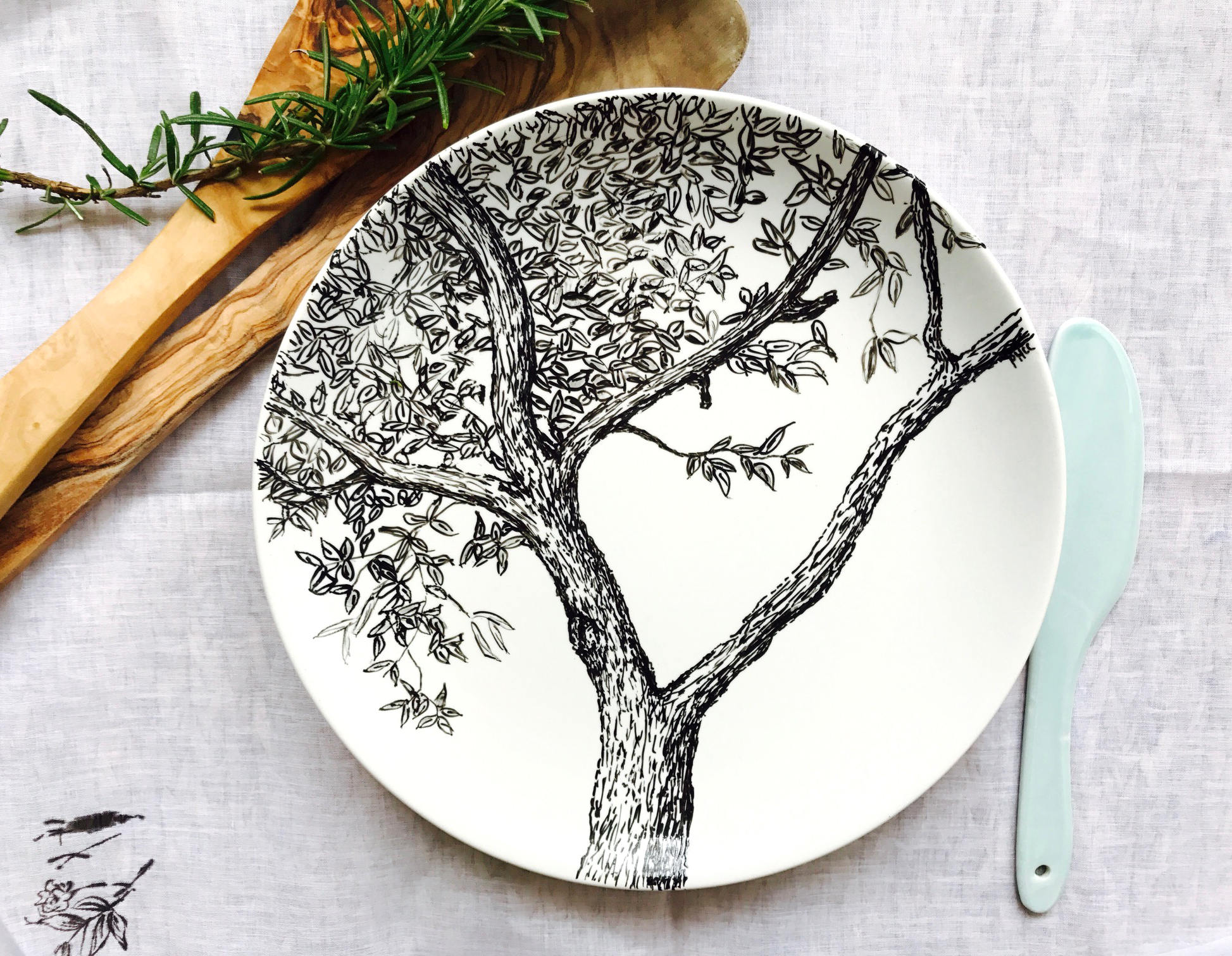 Dessin Original sur Assiette en Porcelaine Blanche Modèle de Ma Fenêtre