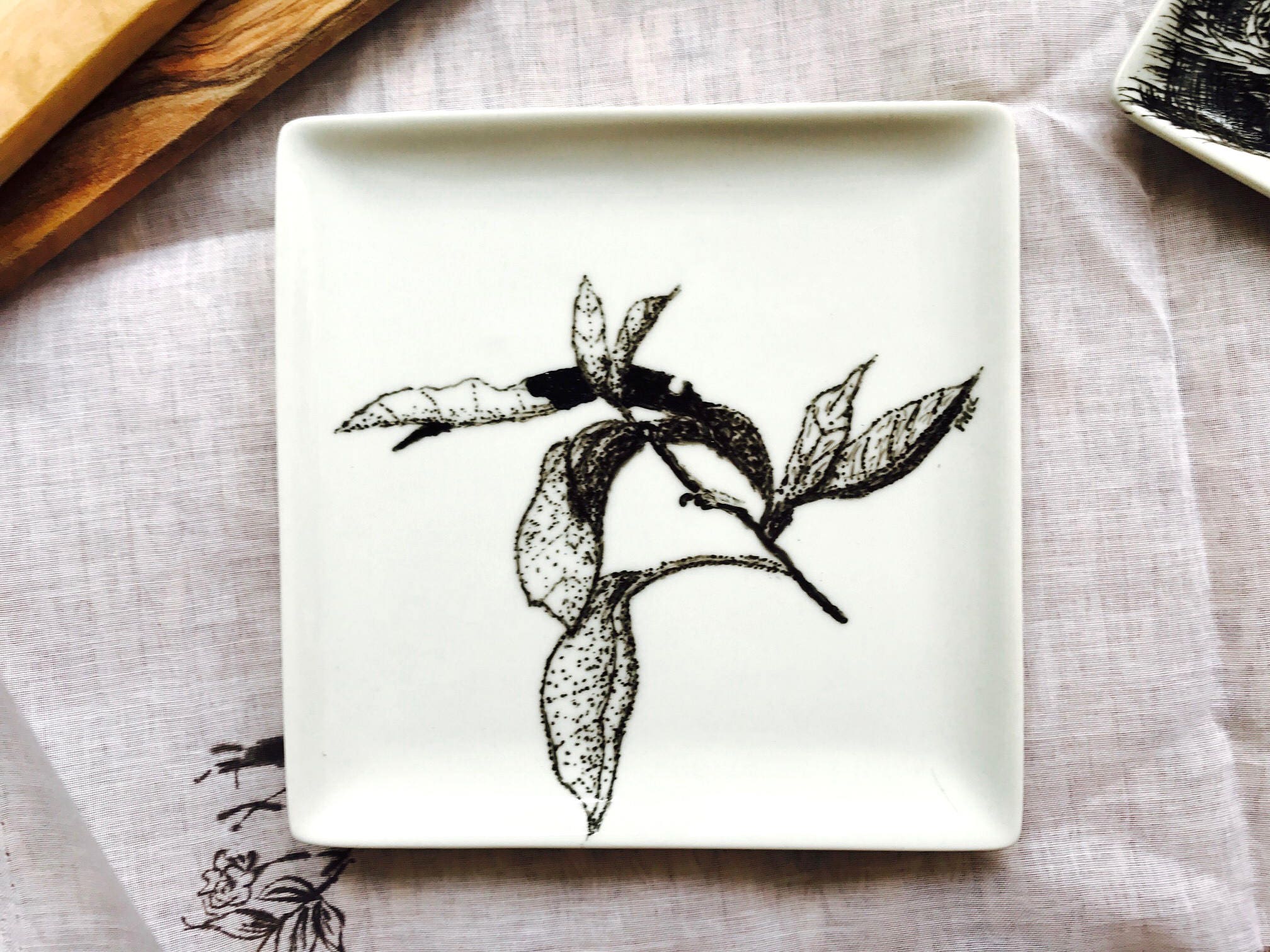 Petite Assiette Carrée en Porcelaine Peinte à La Main, Dessin Original Intitulé Le Péché Détail