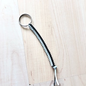 Porte-clés noir et blanc, porte-clés boondoggle, porte-clés en plastique, tirez à fermeture éclair gimp, tirez à fermeture éclair boondoggle, lanière rexlace, chaîne de clés à cordes