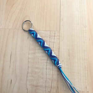 Porte-clés Boondoggle, Bleu, bleu clair et porte-clés blanc, chaîne de clés gimp, traction de fermeture éclair boondoggle, zig zag boondoggle zipper pull