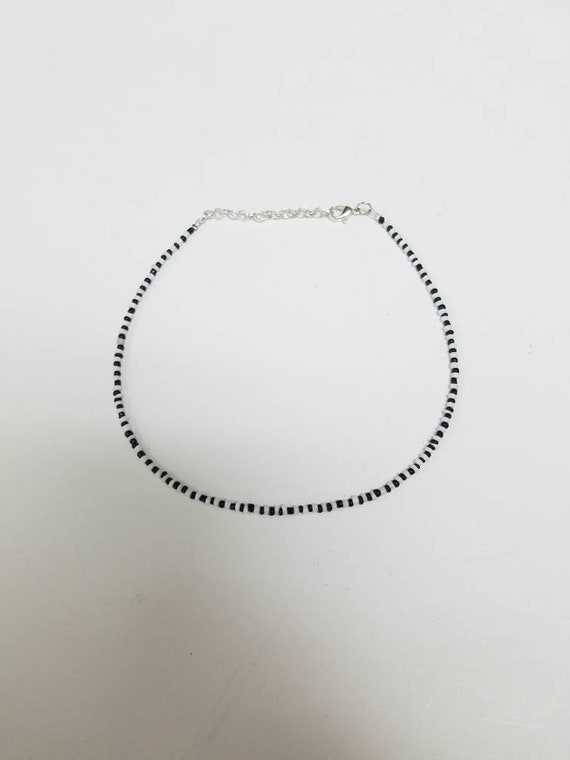 collier ras de cou noir et blanc collier ras de cou noir et blanc