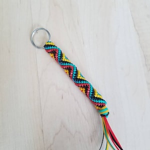 Porte-clés Boondoggle, pull fermeture éclair sac à dos, zig zag porte-clés rouge, turquoise, et jaune rexlace plastique laçage gimp rexlace lanyard