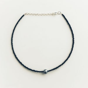 Collier noir avec perle, tour de cou en perles noires, collier noir minimaliste, collier de perles en argent, collier de perles, collier de perles de rocaille
